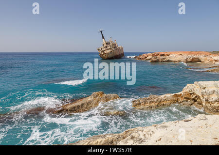 Zypern - MÄRZ 30, 2018: Rusty verlassenes Schiff Edro III in der Nähe von Paphos entfernt. Die attraktivsten Schiffbruch von Zypern Insel. Sommertag. Stockfoto