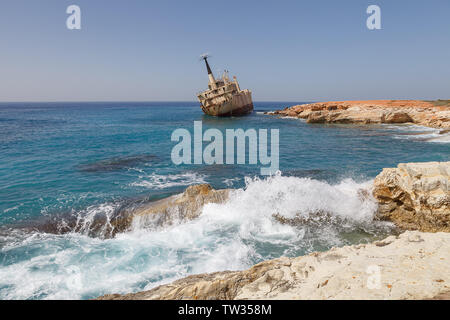 Zypern - MÄRZ 30, 2018: Rusty verlassenes Schiff Edro III in der Nähe von Paphos entfernt. Die attraktivsten Schiffbruch von Zypern Insel. Sommertag. Stockfoto