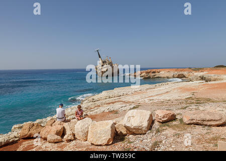 PAPHOS, Zypern - 20. MAI 2018: verlassenes Schiff Edro III in der Nähe von Paphos entfernt. Die attraktivsten Schiffbruch von Zypern Insel. Sommertag. Stockfoto