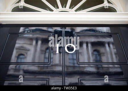 London, Großbritannien. Juni, 2019 18. 18 Jun 2019 Politiker in der Downing Street, London, UK in der Nähe der Tür an Nummer 10 Downing Street. Dies ist der Wohnsitz der Premierminister des Vereinigten Königreichs. Credit: Tommy London/Alamy leben Nachrichten Stockfoto