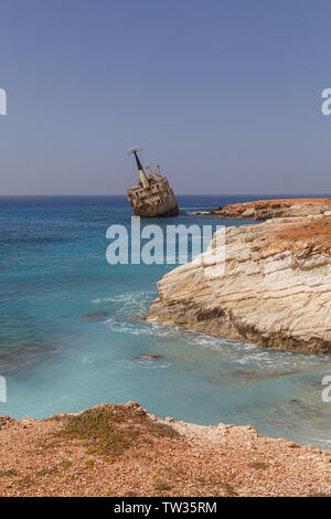 Zypern - MÄRZ 30, 2018: Rusty verlassenes Schiff Edro III in der Nähe von Paphos entfernt. Die attraktivsten Schiffbruch von Zypern Insel. Sommertag. Stockfoto