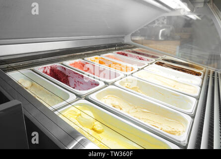 Container mit verschiedenen Sorten Eis in der gelateria Stockfoto
