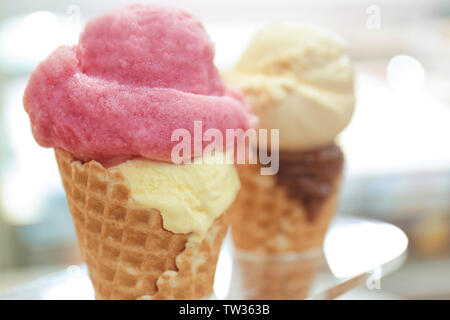 Waffeln mit Eis in Halter, Nahaufnahme Stockfoto