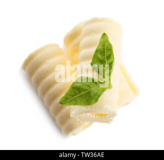 Köstliche butter Locken und Basilikum auf weißem Hintergrund, Nahaufnahme Stockfoto