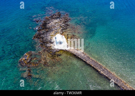 Kleine weiße Kirche St. Nikolaus im Meer, Georgioupoli, Kreta, Griechenland. Stockfoto