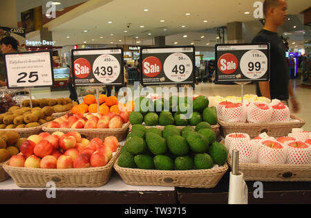 Verschiedene Früchte in einem Supermarkt, Phuket, Thailand, zu verkaufen Stockfoto