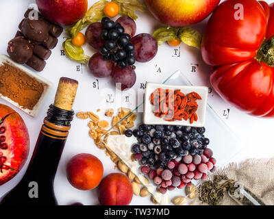 Lebensmittel, die reich an Resveratrol, Trauben, Granatapfel, grüner Tee, Physalis, Cranberry, Kirschen, Tomaten, Goji, Erdnüsse, Blueberry dunkle Schokolade, Kakao, rot Stockfoto