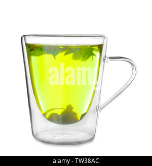 Heiße Tasse leckeren Tee mit zitronenmelisse auf weißem Hintergrund Stockfoto
