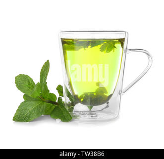 Heiße Tasse leckeren Tee mit zitronenmelisse auf weißem Hintergrund Stockfoto