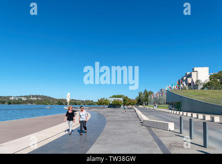 Die Ufer des Lake Burley Griffin in der Parlamentarischen Dreieck, Canberra, Australian Capital Territory, Australien Stockfoto