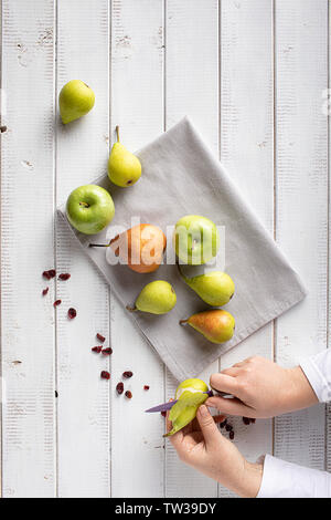 Frau Hände peeling Birnen für die Konservenindustrie. Stockfoto