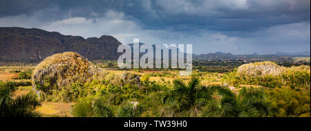 Ein Blick auf die Sierra de Los Oregano Berghänge im Tal von Vinales in Pinar del Rio. Stockfoto