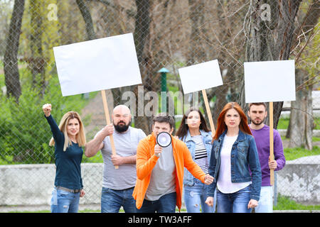 Gruppe von protestierenden Jugendlichen auf der Straße Stockfoto