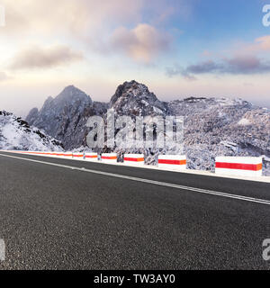 Straße vor Schnee Szene von huangshan Berg Stockfoto