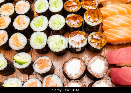 Oben Blick auf verschiedene Sushi und rollt auf Holzbrett Stockfoto