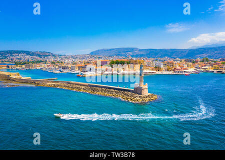 Panorama des schönen alten Hafen von Chania mit dem erstaunlichen Leuchtturm, Moschee, venezianischen Werften, Kreta, Griechenland. Stockfoto