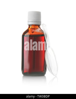 Mit husten Sirup Flasche und Messlöffel auf weißem Hintergrund Stockfoto