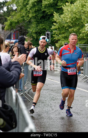 Wettbewerber im Royal Windsor Triathlon in der Berkshire England läuft Stockfoto