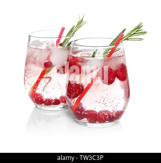 Kalte Limonade mit Himbeeren in Gläser auf weißem Hintergrund Stockfoto
