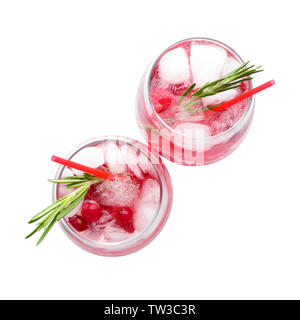 Kalte Limonade mit Himbeeren in Gläser auf weißem Hintergrund Stockfoto