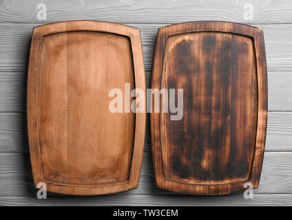 Zwei leeren rechteckigen Holzplatten auf Tisch Stockfoto