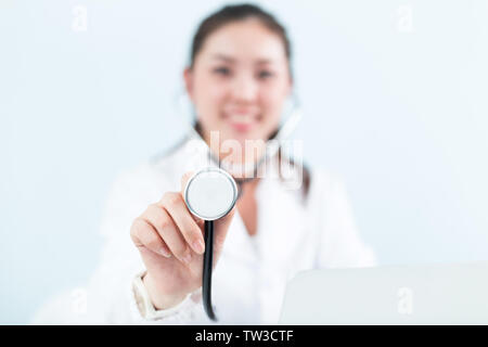 Junge hübsche Frau Arzt in der Klinik Stockfoto