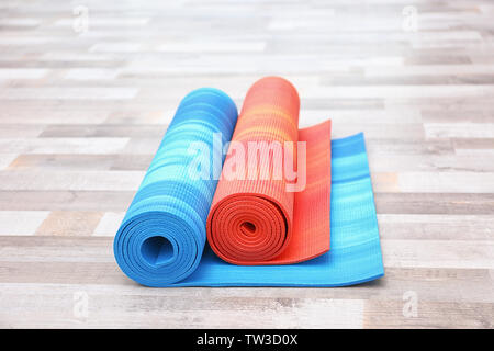 Zwei Yoga Matten auf Holzboden Stockfoto