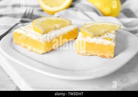 Mit leckeren Zitronenkuchen Bars auf der Tischplatte Stockfoto