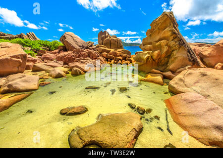 La Digue, Seychellen, natürlichen Pool. Malerischer Blick auf klaren und ruhigen Pools im Anse Caiman zwischen Anse Fourmis und Anse Cocos von Felsen geschützt Stockfoto