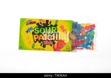 Sour Patch kids candy Box mit Beutel mit Süßigkeiten, die auf weißen geöffnet Stockfoto