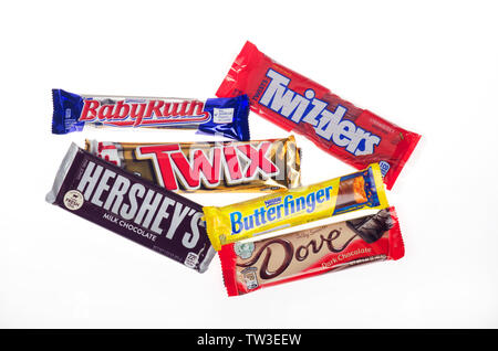 Verschiedene Schokoriegel und Lakritze von Nestle, Hersheys, Taube und Mars Stockfoto