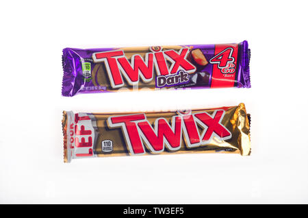 Twix und Twix Dark Chocolate 4 pack Candy Bar wrapper von Mars Wrigley, isoliert Stockfoto