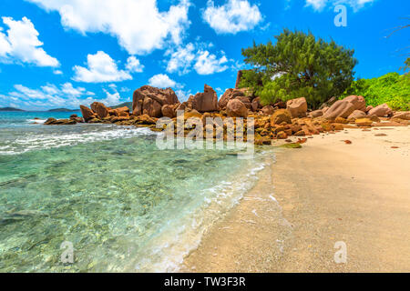 Das türkisfarbene Wasser von Anse Caiman, La Digue, Seychellen, erreicht mit einer Wanderung in den Wald und ist weit entfernt von touristischen Routen. Anse Caiman und unberührten Stockfoto