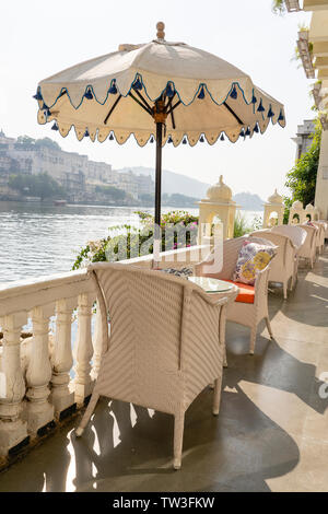 Rattan Tisch und Stühlen unter einem Dach in einem leeren Street Café am Ufer in der Nähe der See Wasser in Udaipur, Rajasthan, Indien. Udaipur ist einer der Stockfoto