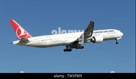 ISTANBUL, Türkei - 17. MÄRZ 2019: Turkish Airlines Boeing 777-3 F 2ER (CN 44126) ab Flughafen Istanbul Atatürk. Dein ist die Fluggesellschaft der Türkei Stockfoto