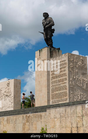 Bronzestatue von Ernesto Che Guevara in seinem Denkmal am Santa Clara, die Stadt der heroischen Guerilla, Kuba, Karibik Stockfoto