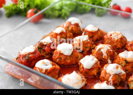 Köstliche Türkei Fleischbällchen in Glas Kasserolle auf Licht Tabelle Stockfoto