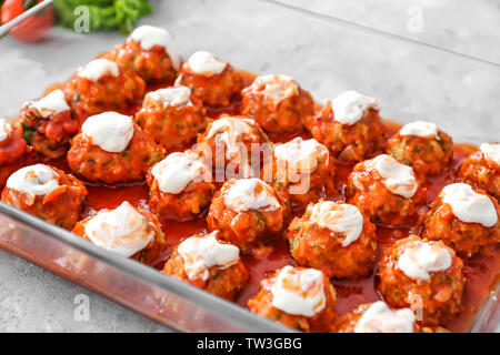 Köstliche Türkei Fleischbällchen in Glas Kasserolle auf Licht Tabelle Stockfoto