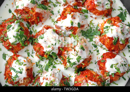 Detailansicht der köstlichen Türkei Frikadellen und Sauce mit grünen Stockfoto