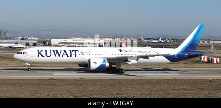 ISTANBUL, Türkei - 17. MÄRZ 2019: Kuwait Airways Boeing 777-369 ER (CN 62565) zieht aus Istanbul Ataturk Flughafen. Kuwait Airways hat 27 Flotte siz Stockfoto