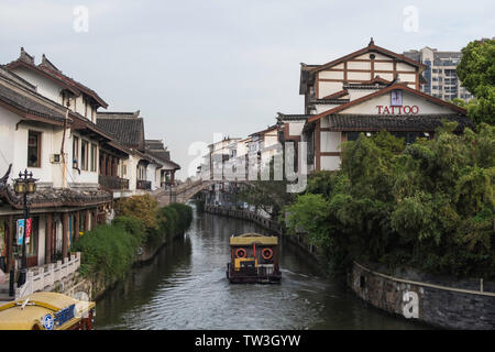 Die alten Kanal von Wuxi, Provinz Jiangsu fließt durch die Stadt und es gibt viele Jiangnan Wohnhäuser und Republik China Gebäude am Ufer des Flusses mit hohen dekorativen Wert. Stockfoto