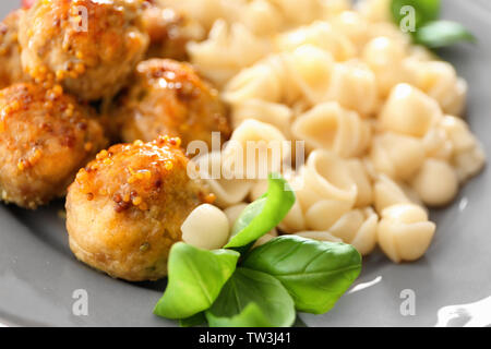 Mit der Türkei Frikadellen und Pasta, closeup Platte Stockfoto