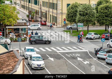 PESCHIERA DEL GARDA, Italien - 26. AUGUST 2018: Urban Ansicht eines langen italienischen Straße mit Fußgängern, Autos und Radfahrer Stockfoto