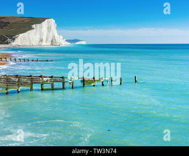 Schöne Cuckmere Haven Beach zwischen Seaford und Eastbourne, East Sussex, England. South Downs National Park. Blick auf blaues Meer, weiße Felsen, Strand, selektiver Fokus Stockfoto