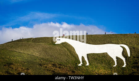 Anzeigen von Westbury White Horse in Wiltshire, Großbritannien mit Menschen zu Fuß über es Stockfoto