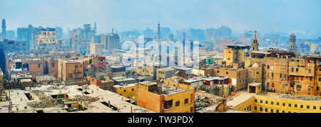 Die nebelige Stadt-Panorama mit Blick auf die schäbigen Häuser, Dächer, alte Slums und hohen minarette von Islamischen Kairo, Ägypten Stockfoto