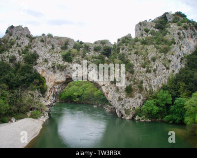 Vallon-Pont-d'Arc. Vallon ist berühmt für seine natürlichen Bogen über die Ardèche, Frankreich Stockfoto