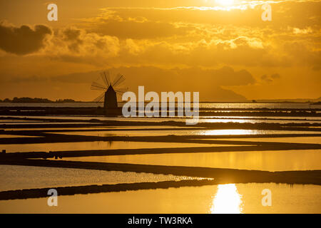 Marsala Salinen bei Sonnenuntergang, Sizilien, Italien Stockfoto