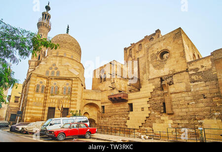 Die mittelalterlichen Ruinen von Amir Khayrbak Grabkunst Komplex mit schäbigen Wände, reich verzierten Kuppel und Minarett, Kairo, Ägypten Stockfoto