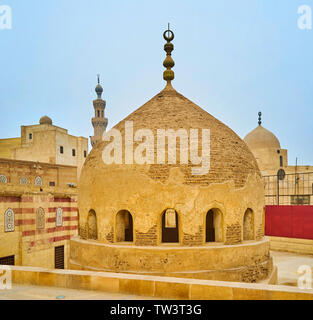 Die schäbige gemauerte Kuppel der kleinen rituellen Waschung Brunnen im Hof von Amir Khayrbak Komplex, Kairo, Ägypten Stockfoto